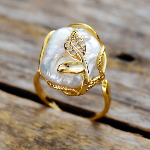 Pearl of Pearl of the Camelia gold plated Ring